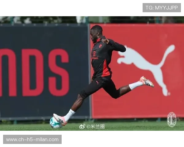 AC米兰防守一对一：后卫群进行近身盯人实战训练