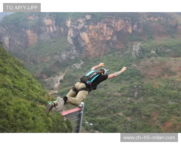 _高空极限跳伞表演：从云端俯瞰人生_，3.9万米高空极限跳伞视频